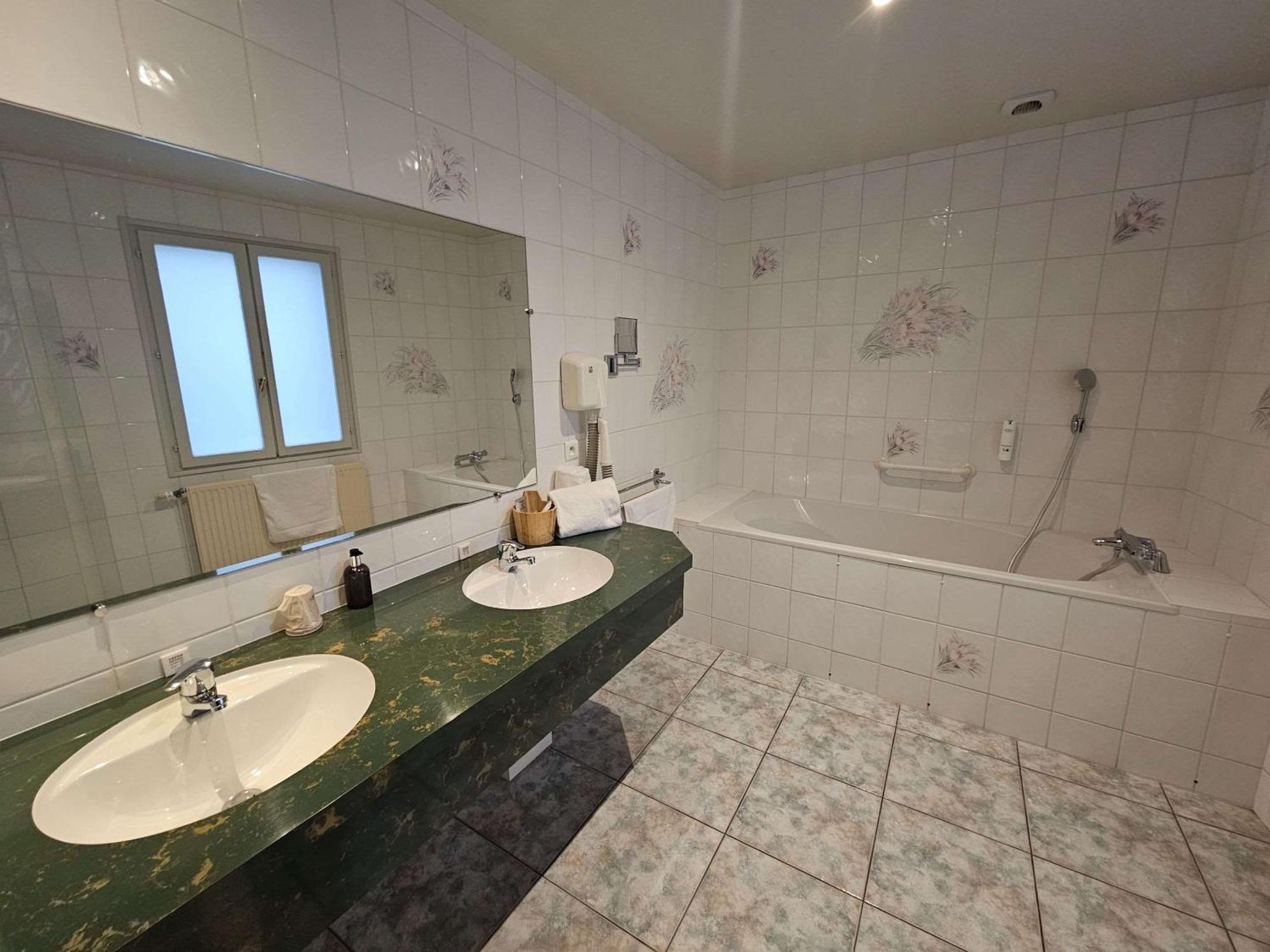 Auberge Du Lac, Sure Hotel Collection By Best Western Mesnil-Saint-Père 외부 사진