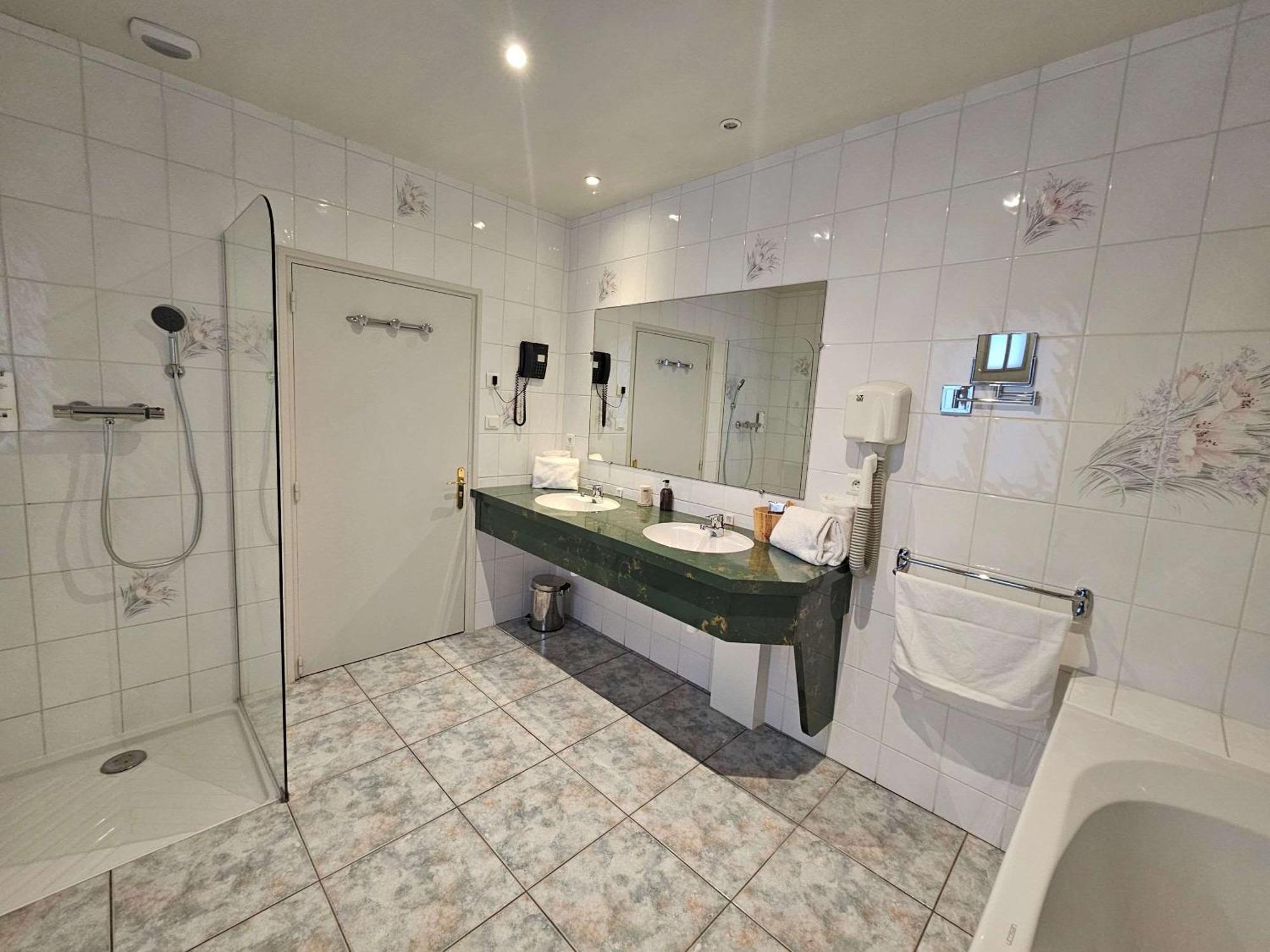 Auberge Du Lac, Sure Hotel Collection By Best Western Mesnil-Saint-Père 외부 사진