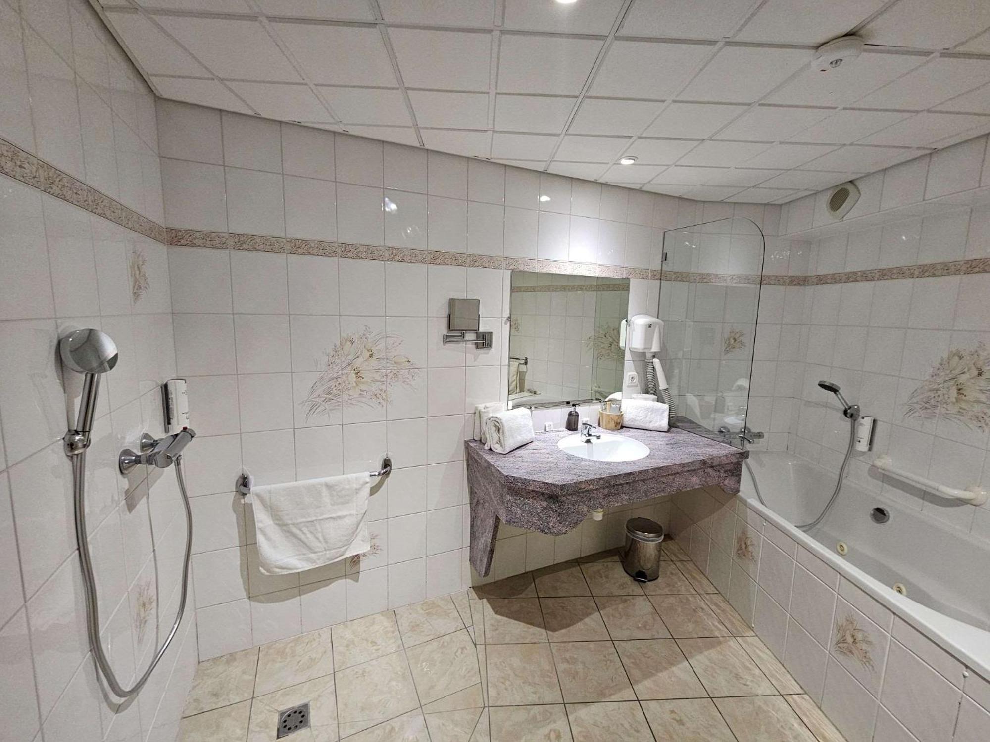 Auberge Du Lac, Sure Hotel Collection By Best Western Mesnil-Saint-Père 외부 사진
